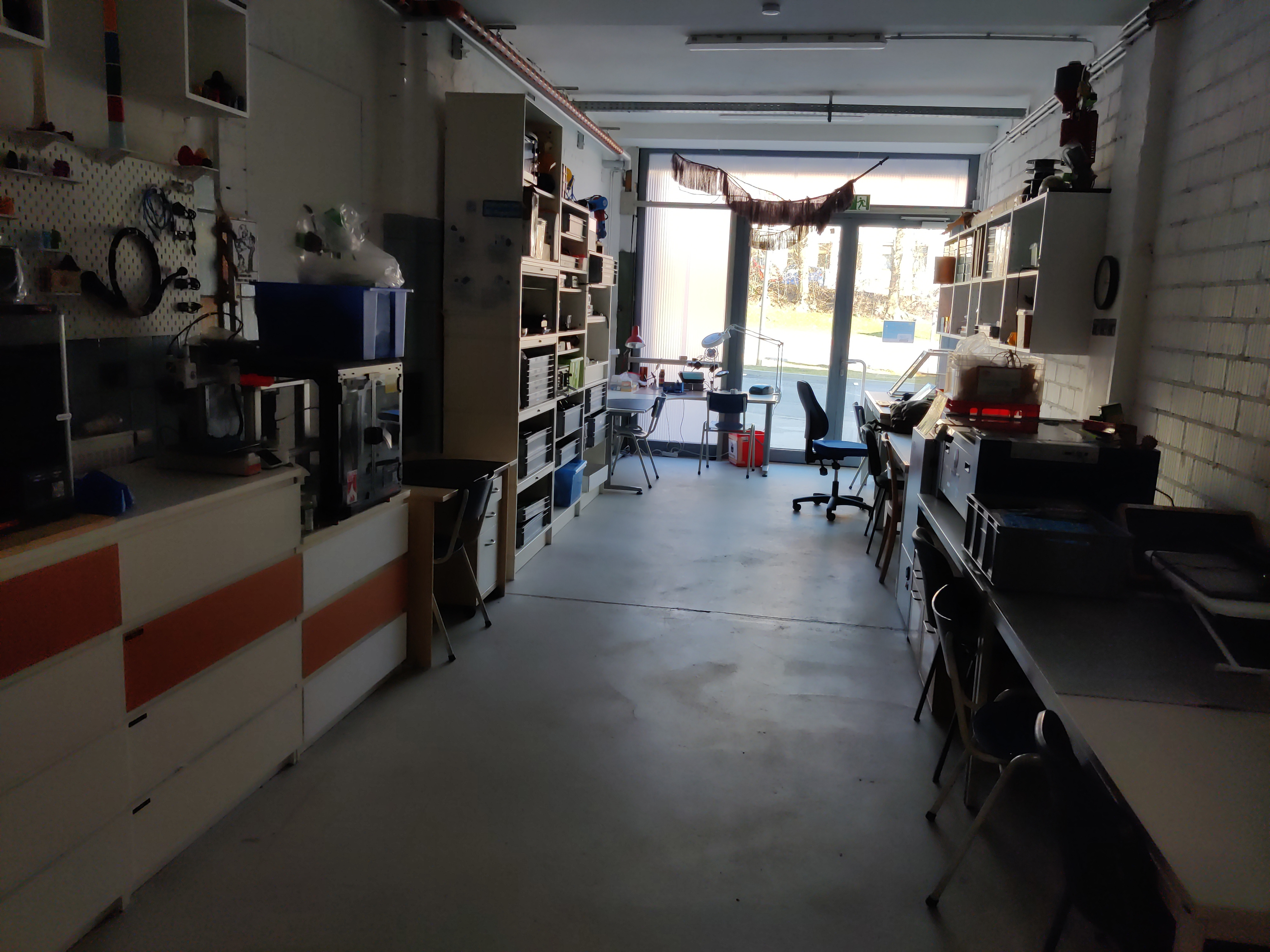 Verschiedene Regale mit typischem Equipment für Analyse, Reparatur und Anfertigung von elektromechanischen Dingen