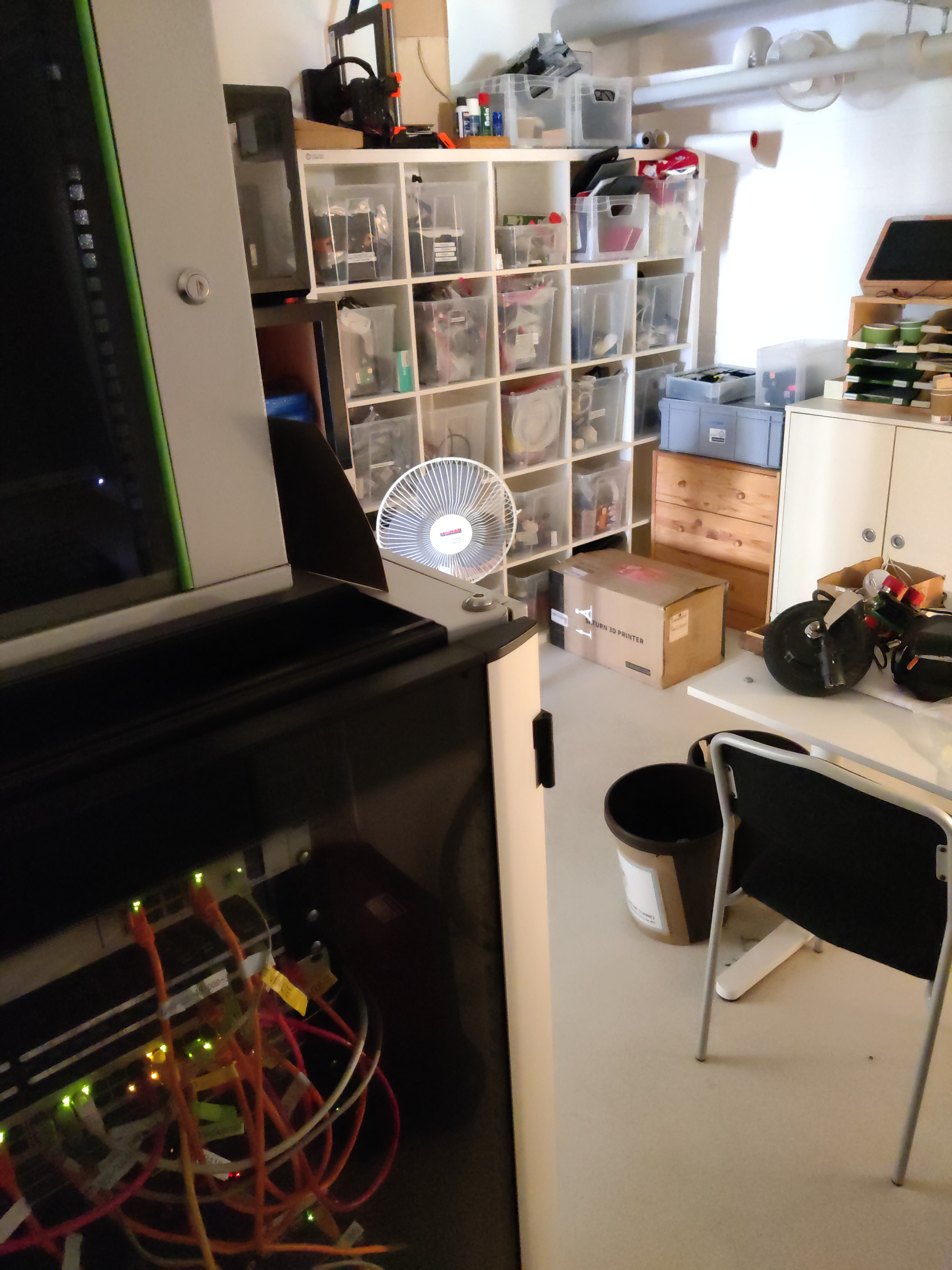 Serverschrank mit Digitalgedöns