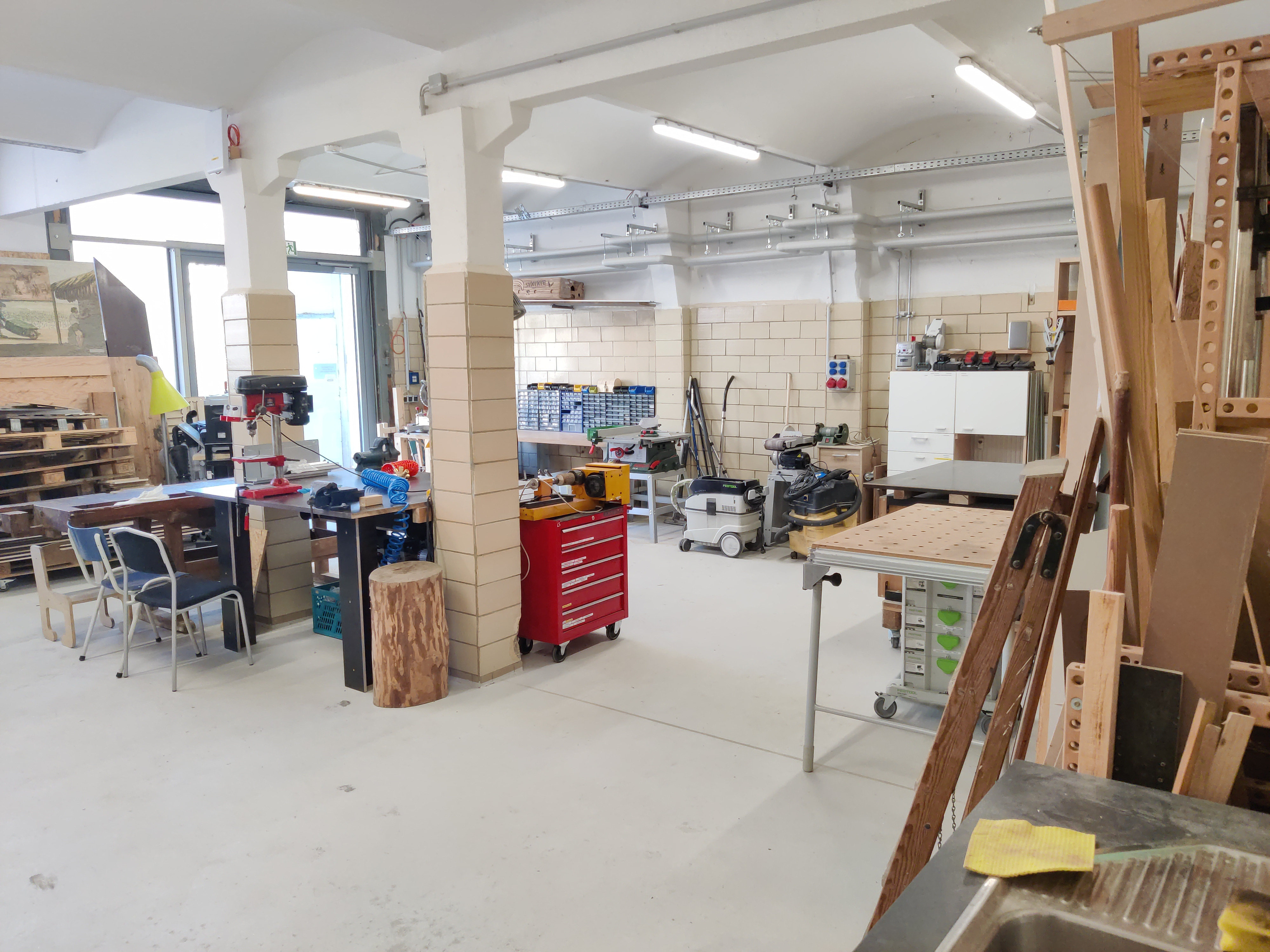 Diverse Staubsauger, Band- und Tellerschleifer, Kleinteile