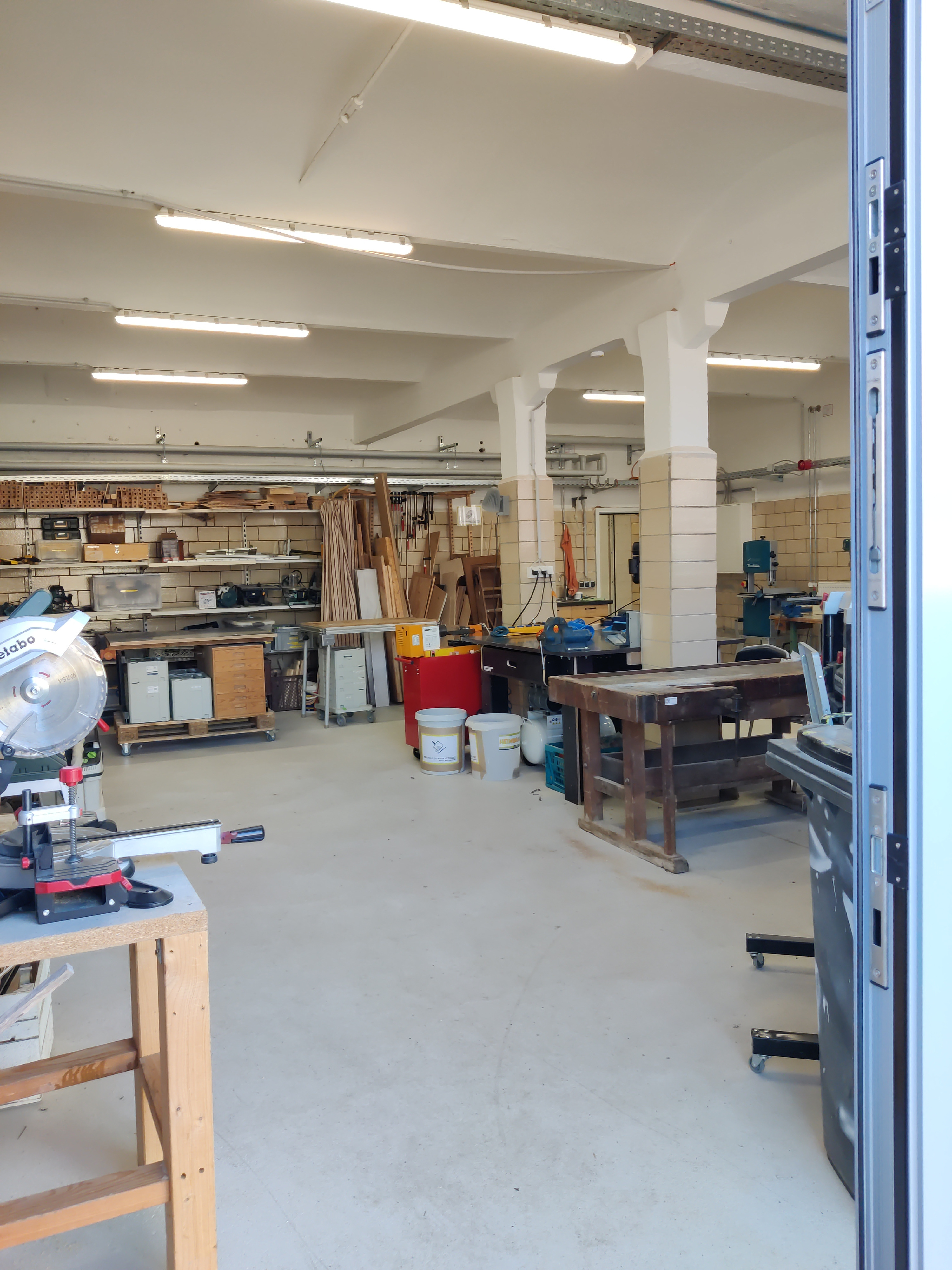 Blick vom Hof durch die große Tür