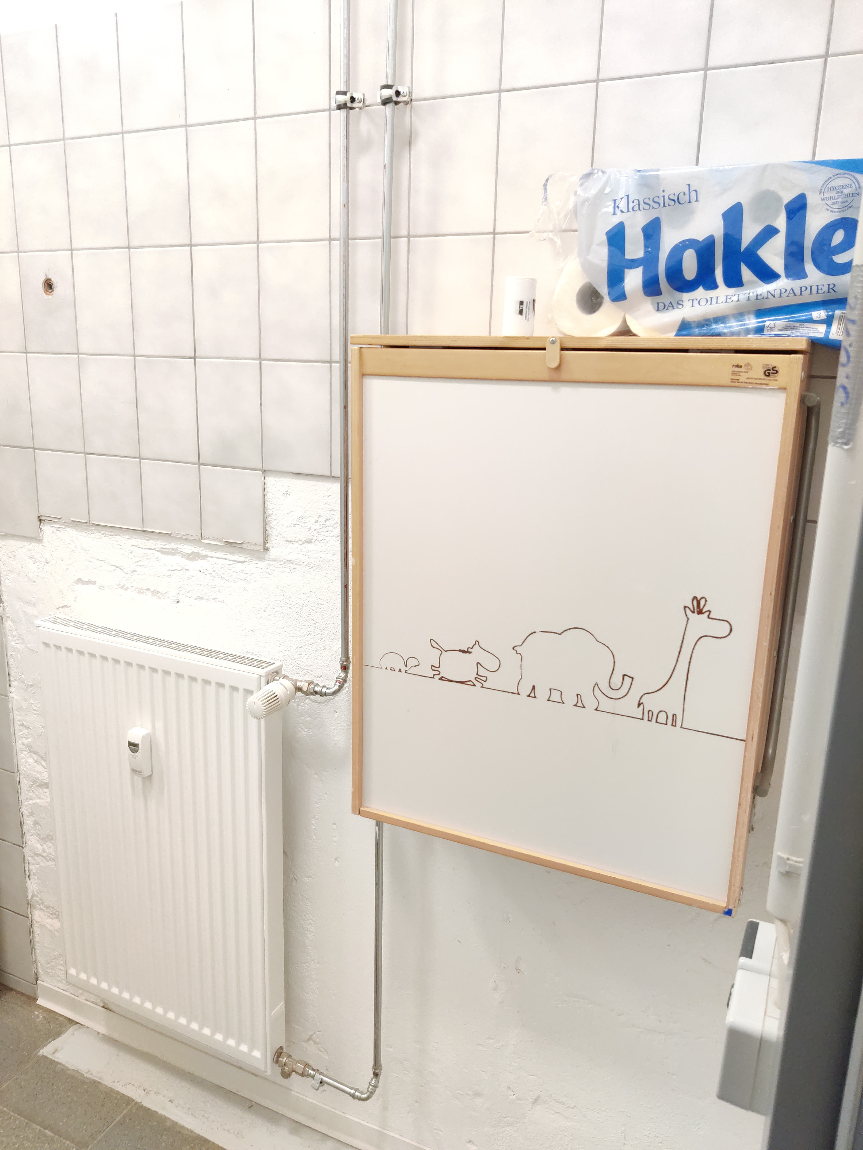 Wickeltisch im Damen-WC
