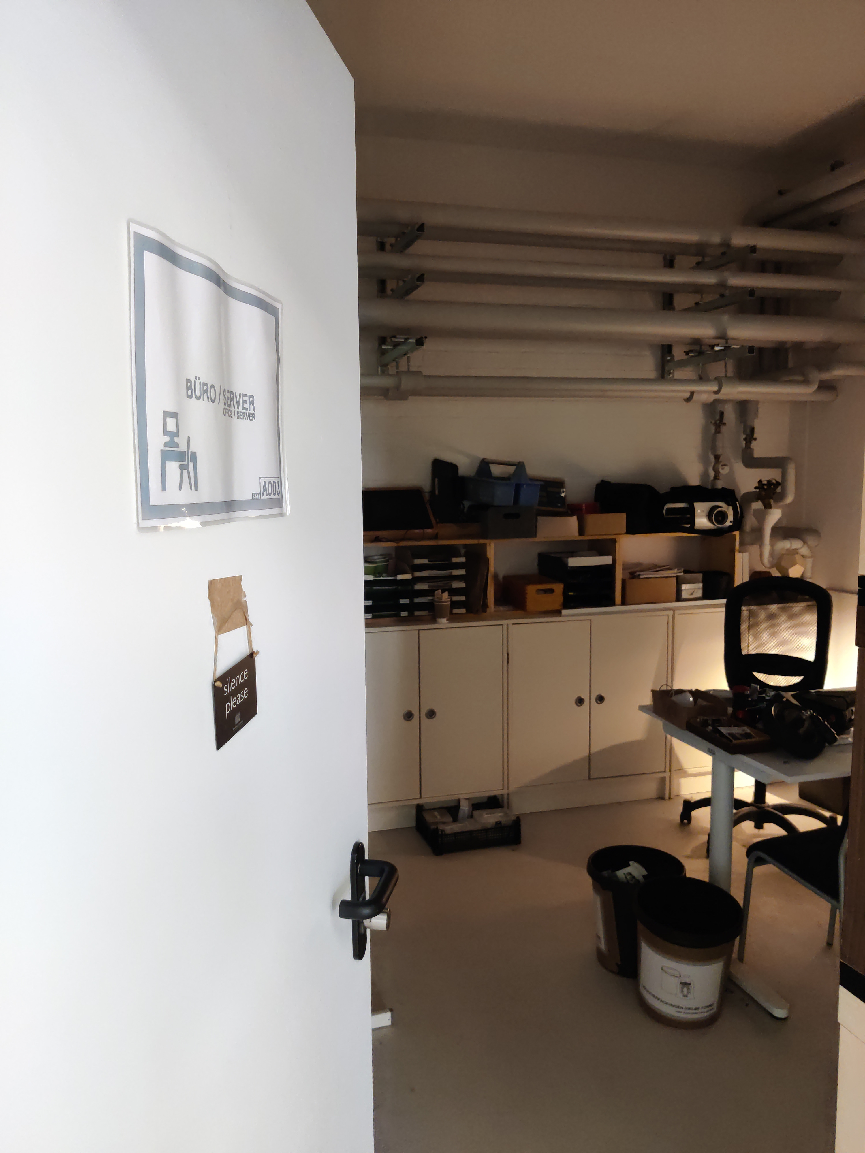 Schränke mit Ordnern. Toll