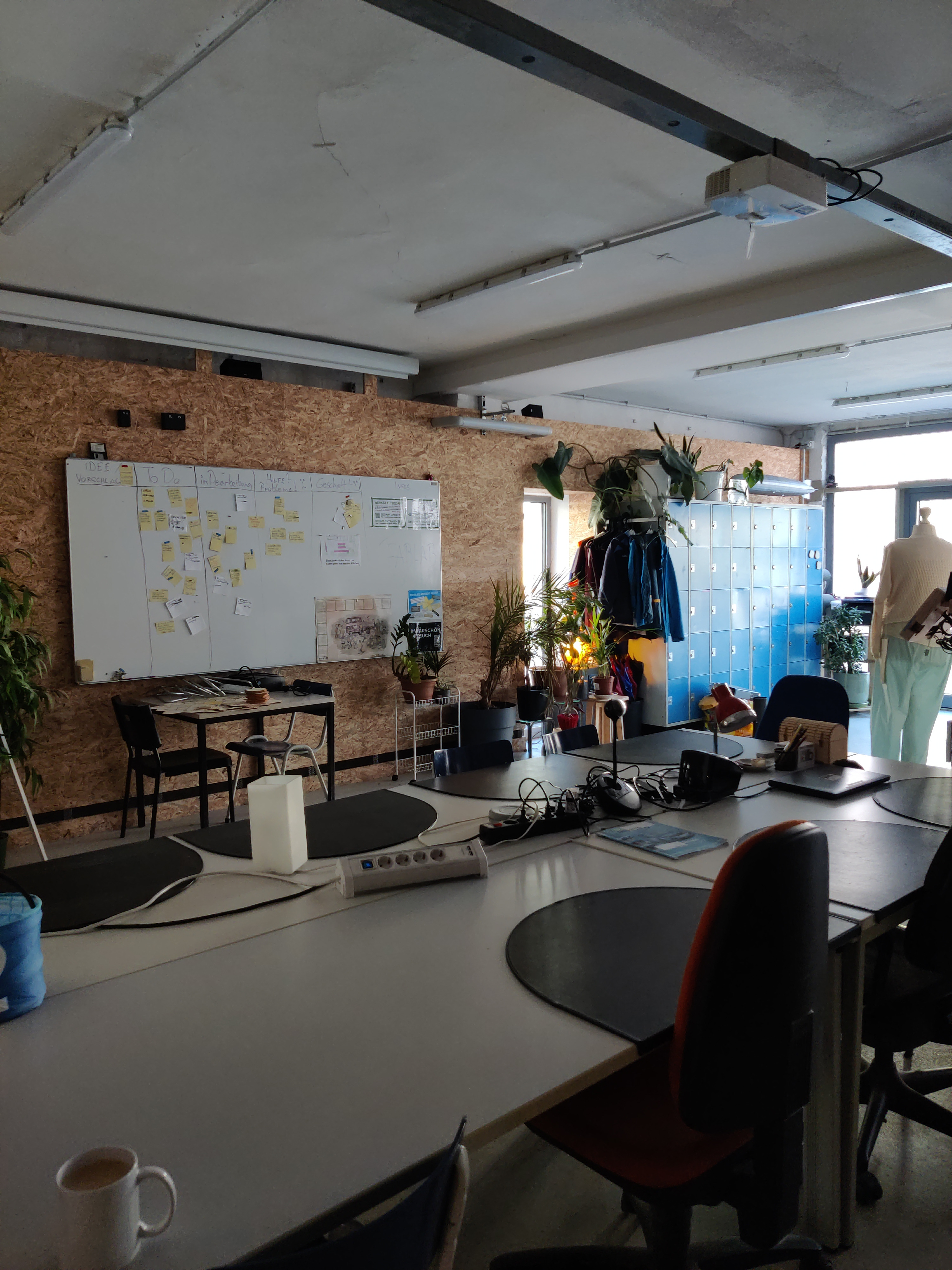 Tische, Stühle, Tafel, Leinwand, Beamer, Boxen und mehr