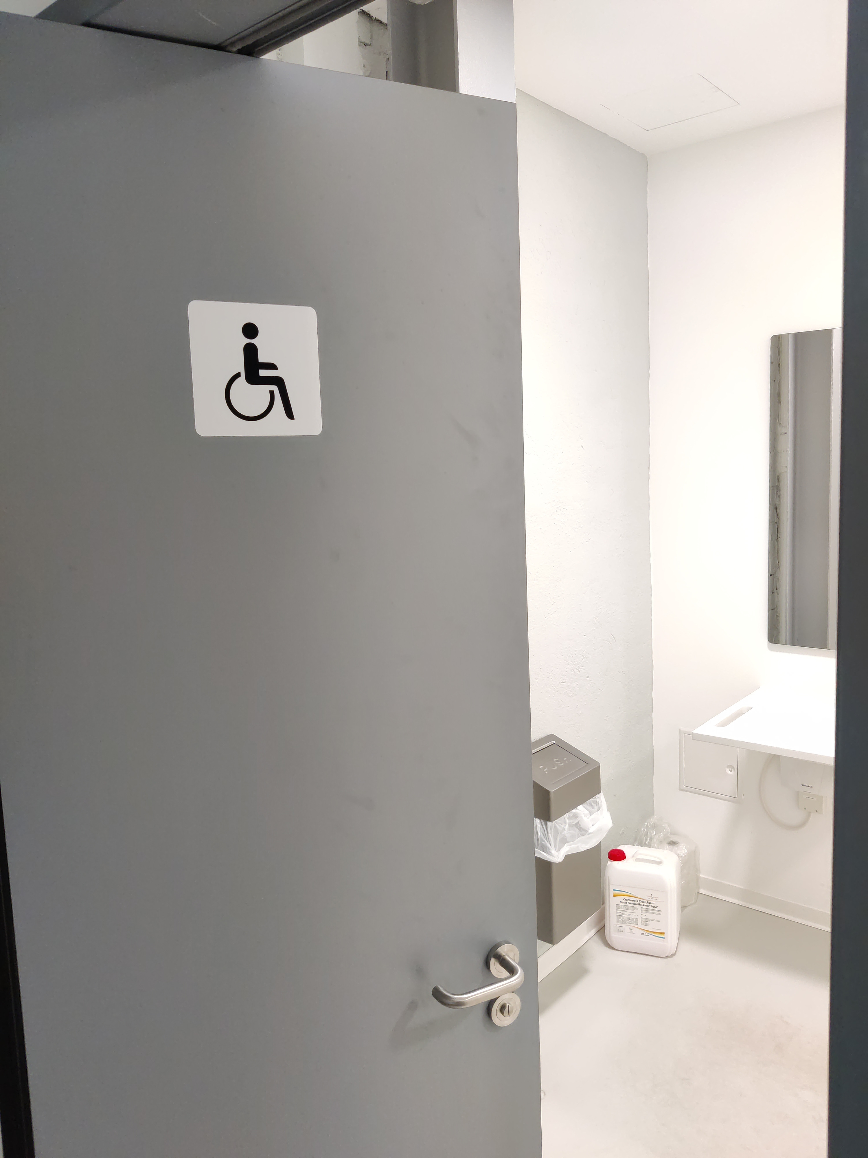 Behindertengerechtes WC neben der Kiezkantine