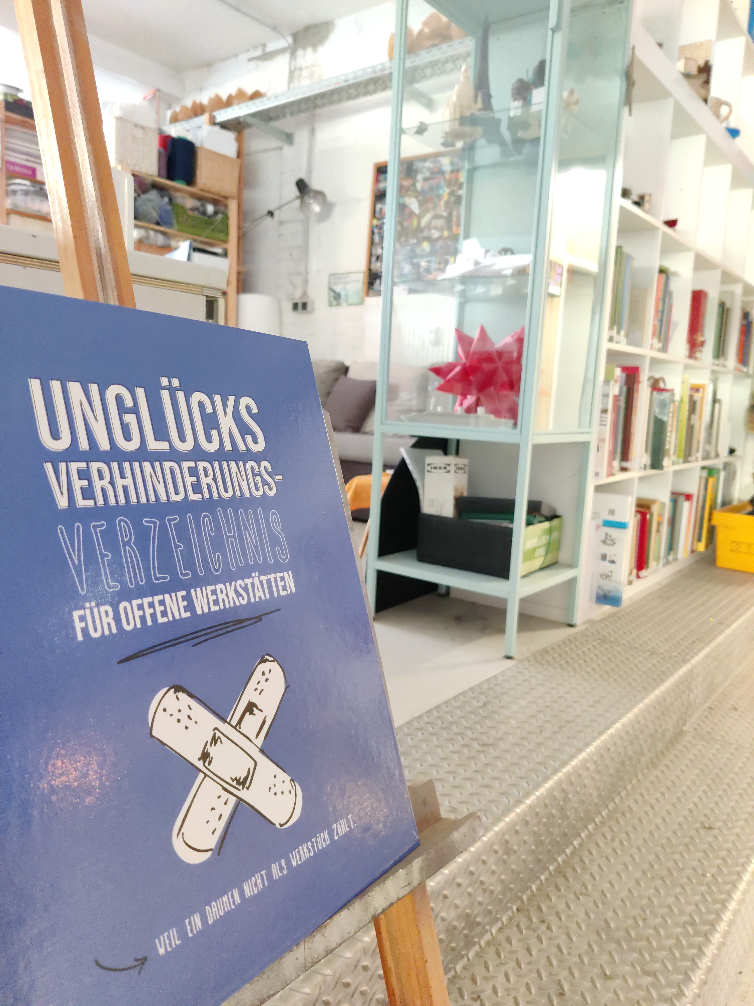 Weil ein Daumen nicht als Werkstatt zählt, steht das Buch gleich im Eingangsbereich