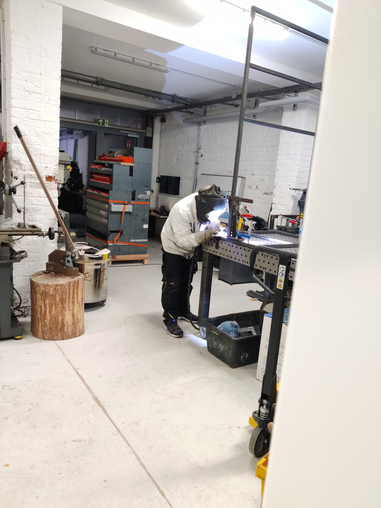 Zu sehen: Schweißtisch, schweißender Mathieu, Werkstattwagen XXL, Tonbrennofen, Blechschere